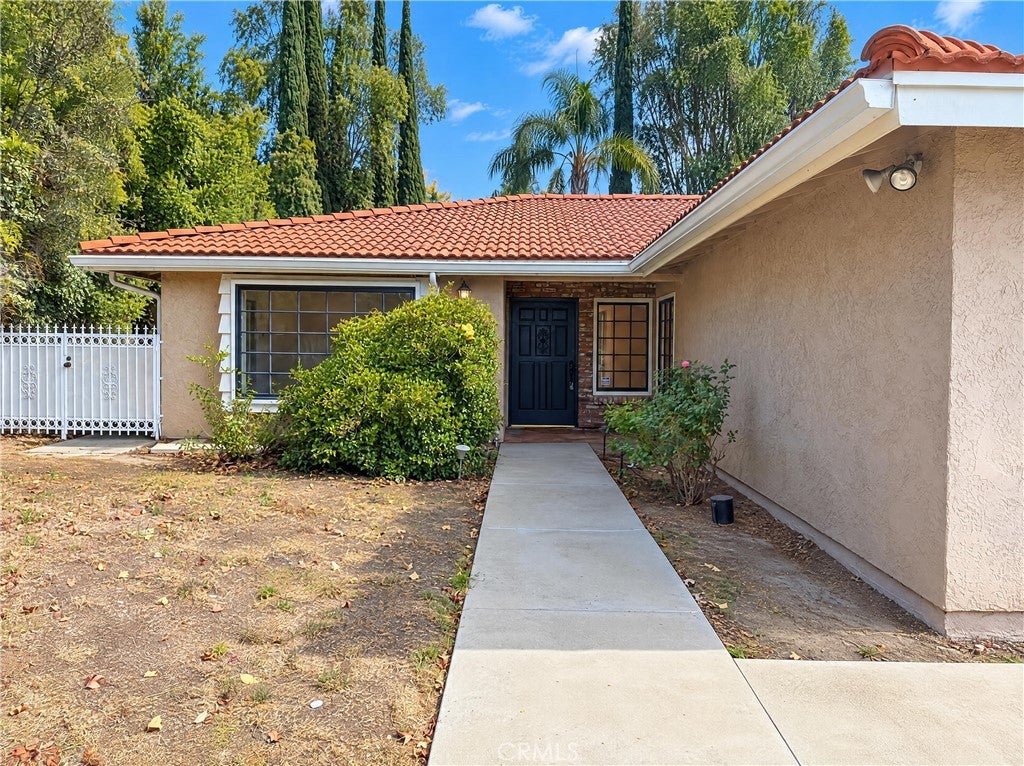 1042 Whispering Oaks