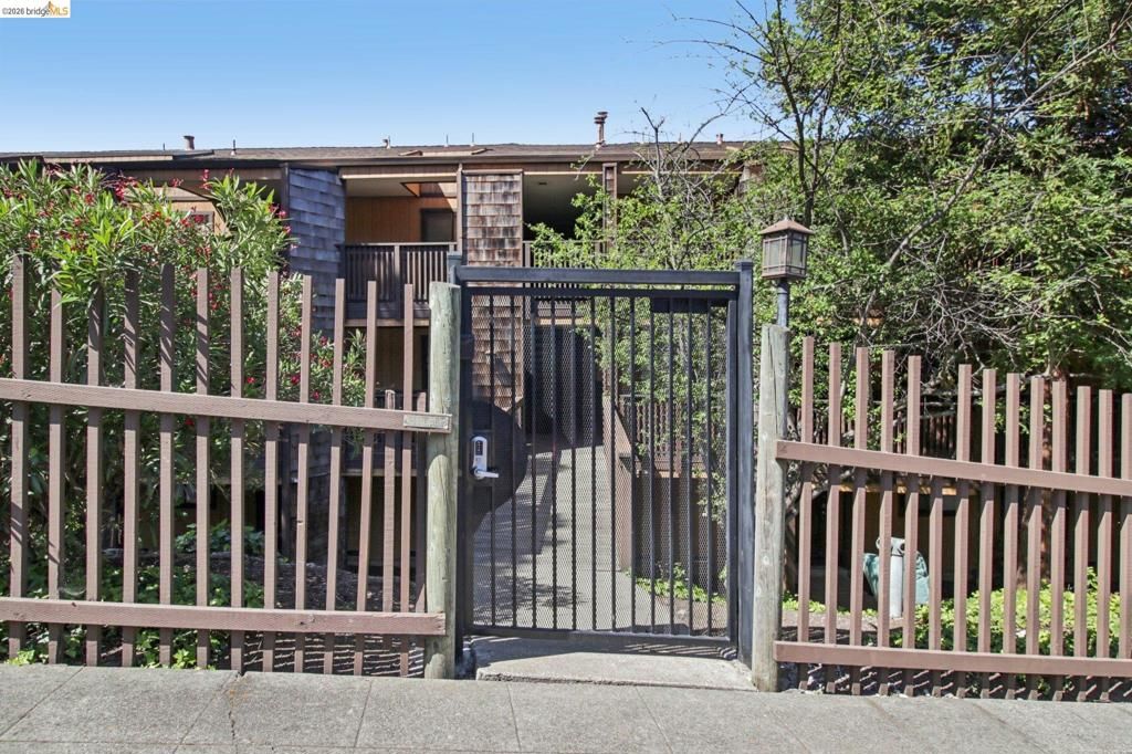 Photo of 16363 Saratoga St #202E, San Leandro, CA 94578 (MLS # 41131503)