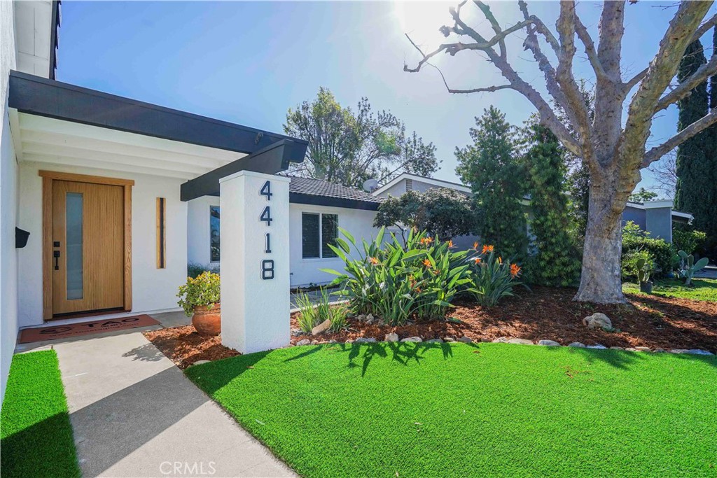 4418 Avenida Del Este