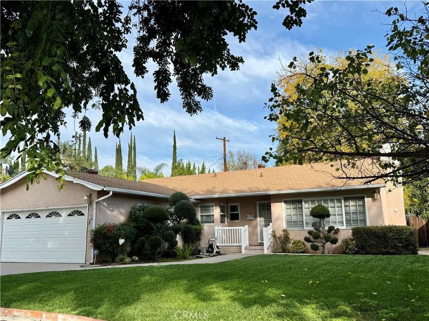 WONDERFUL WOODLAND HILLS HOME FEATURES KNOTTY PINE CEILING IN LIVING ROOM AND KITCHEN, THE KITCHEN IS VERY ROOMY HAS RECESSED LIGHTING, A STAINLESS STEEL VIKING 6 BURNER STOVE AND MATCHING DISHWASHER. THE KITCHEN COUNTER OVERLOOKS THE BACKYARD THROUGH LARGE WINDOWS, SPLASHING THE ENTIRE KITCHEN WITH LIGHT. HAVE FRIENDS OVER FOR THE BIG GAME, OR FAMILY ON HOLIDAYS AND SPECIAL OCCASIONS, AND ENTERTAIN THEM IN THE ENORMOUS DEN WITH IT'S OWN BACKYARD ENTRANCE. DEN ALSO BOASTS A WOOD BEAMED CATHEDRAL CEILING AND IT'S OWN FIREPLACE. ENJOY A BACKYARD BBQ WITH PLENTY OF SPACE FOR EVERYONE.  FAMILY ORIENTED NEIGHBORHOOD MAKES THIS HOME VERY DESIRABLE.