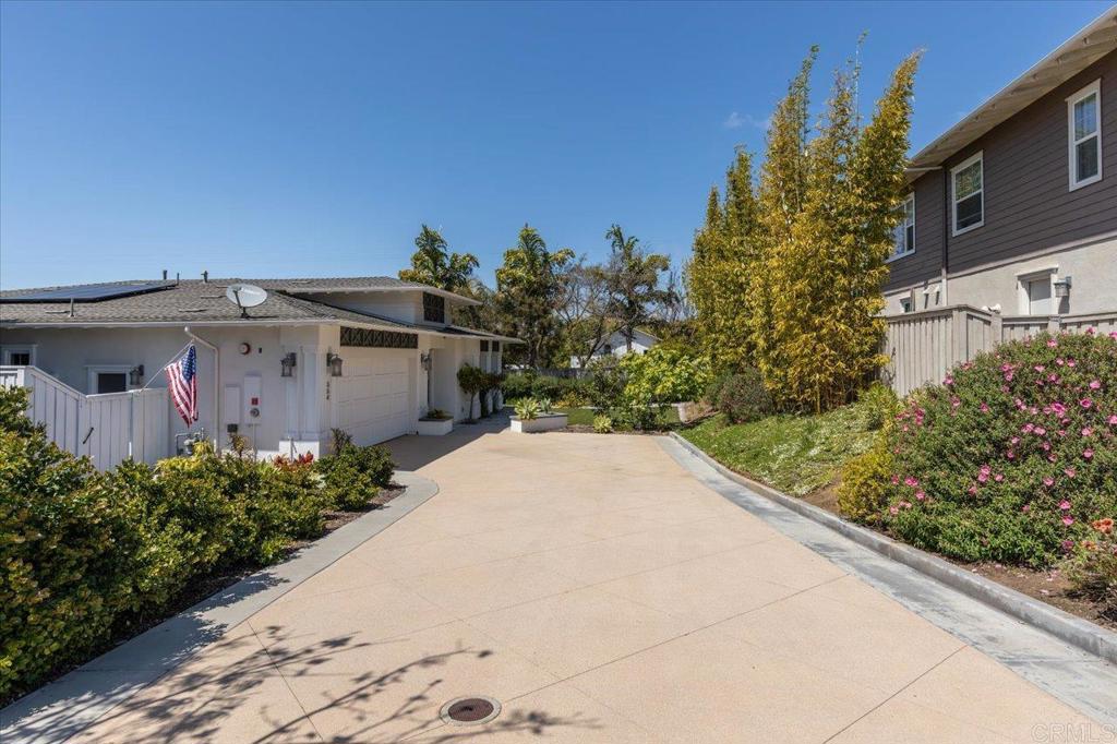664 Jocelyn Way