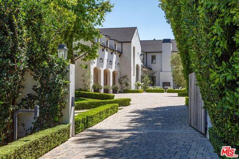 Photo of 11951 Pinnacle Place, Beverly Hills, CA 90210 (MLS # 26828399)