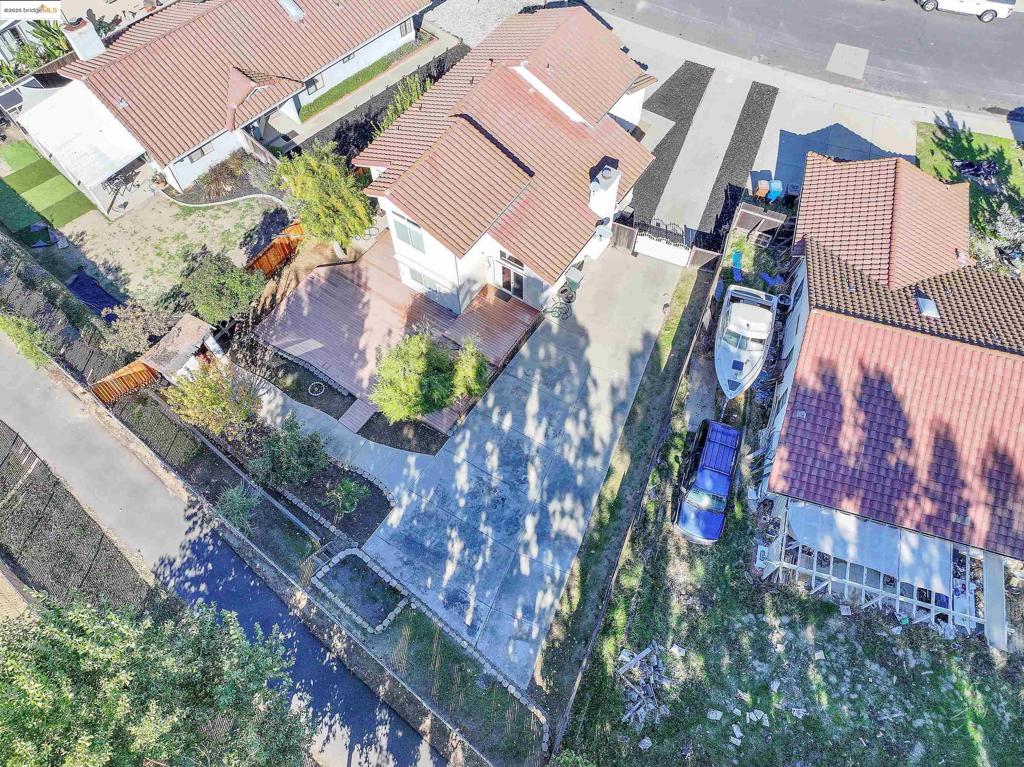 ALMOND RIDGE - Residential