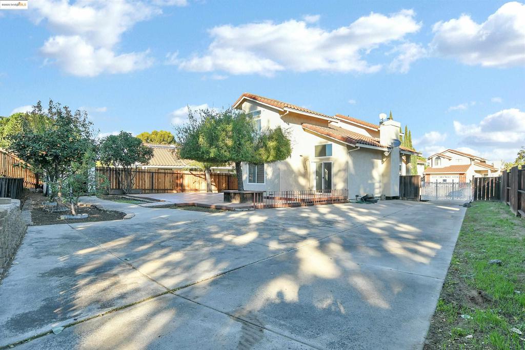 ALMOND RIDGE - Residential