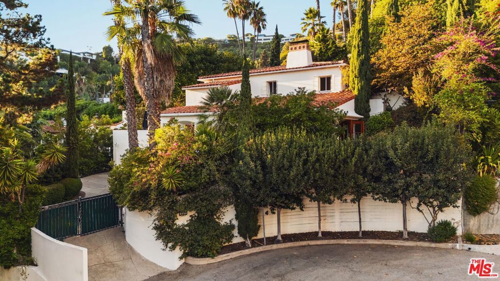 Photo of 8855 St Ives Drive, Los Angeles, CA 90069 (MLS # 25596931)