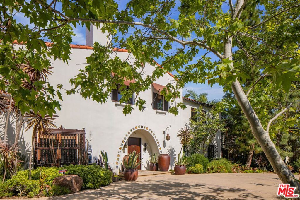 Photo of 401 26th Street, Santa Monica, CA 90402 (MLS # 26678695)