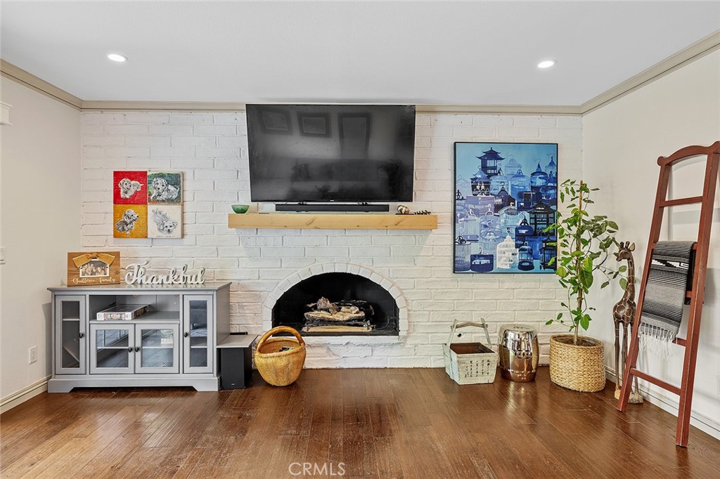 First Neighborhood/Customs (705) - Residential Lease