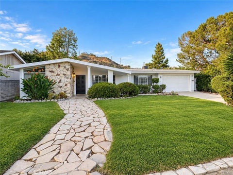 Photo of 1420 Belleau Road, Glendale, CA 91206 (MLS # GD26228848)