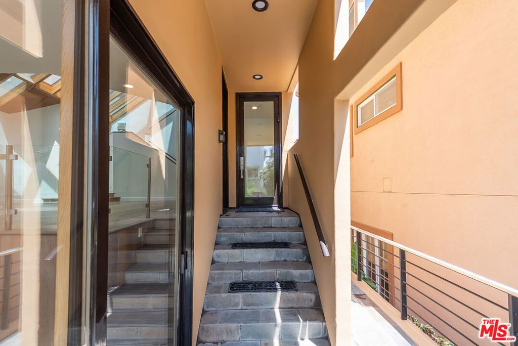 Photo of 117 Ketch Mall, Marina Del Rey, CA 90292 (MLS # 25616205)