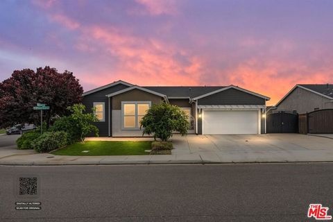 Photo of 9223 Manor Glen Lane, Shafter, CA 93263 (MLS # 26699203)
