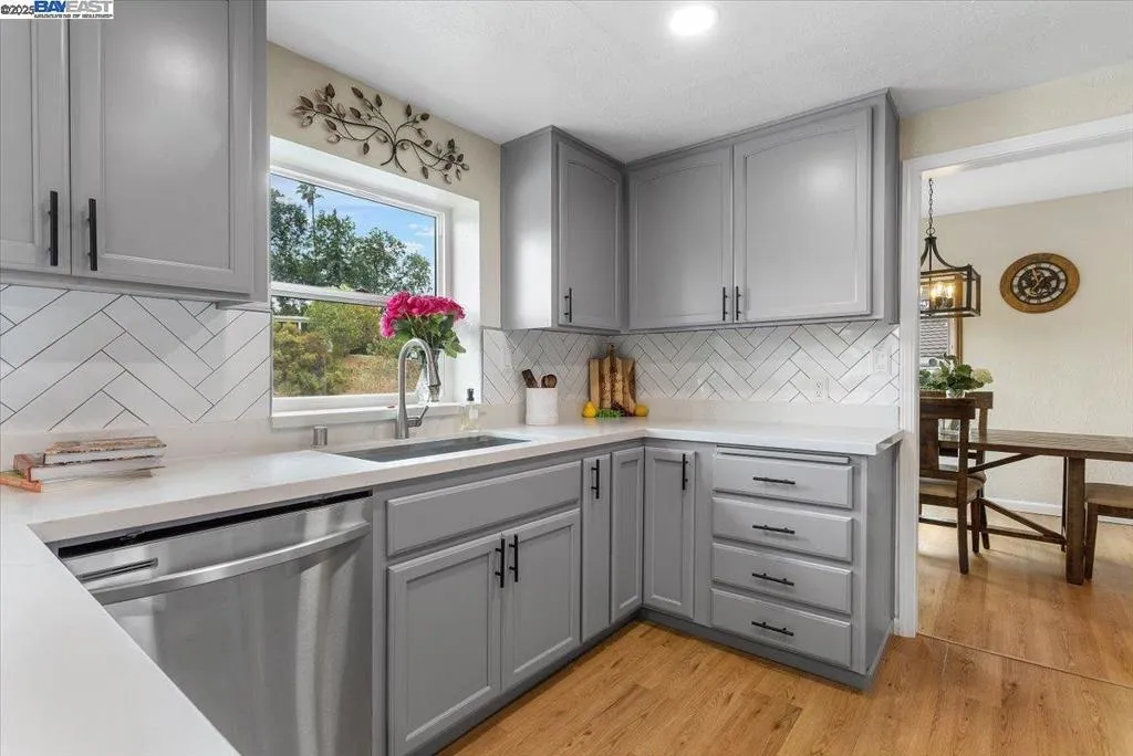 Lafayette, California 94549, United States, 3 Bedrooms Bedrooms, ,2 BathroomsBathrooms,Residential,Active,209967