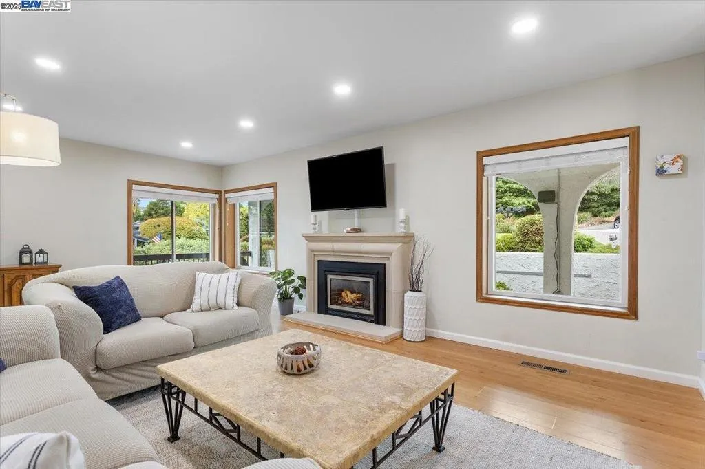 Lafayette, California 94549, United States, 3 Bedrooms Bedrooms, ,2 BathroomsBathrooms,Residential,Active,209967