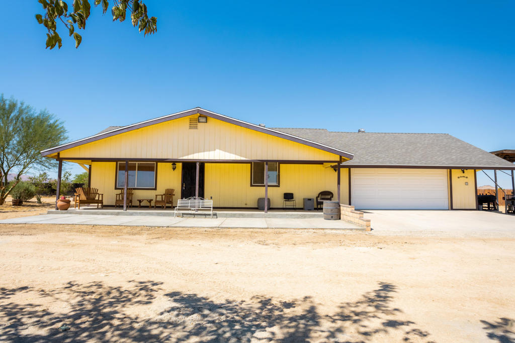 This cozy home is conveniently located between 29 Palms and Yucca Valley, near the Joshua Tree National Park, camping sites, Pappy & Harriet's, Giant Rock, and famous The Integratron. It's just up the road from the Simi Dabah Sculpture Foundation. The property includes 2 bedrooms and 2 bathrooms and sits on a generous 2.9-acre lot, perfect for parking RVs and storing outdoor toys. The home has 3 Mini Splits to keep you cool in the summer and an attached 2-car garage with plenty of storage with mini split included. Ideal for stargazing and enjoying breathtaking sunrises and sunsets, this horse-friendly property is located on a paved road with no dirt to worry about.