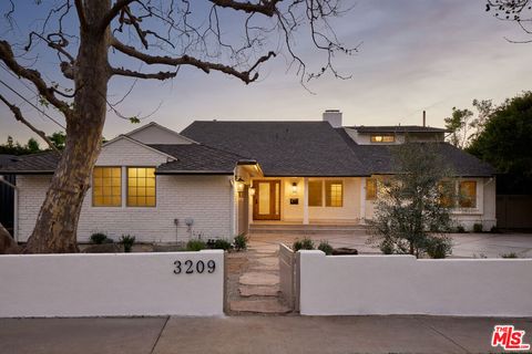 Photo of 3209 Patricia Avenue, Los Angeles, CA 90064 (MLS # 26662391)