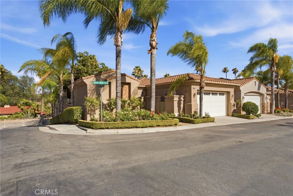5640 Queen Palms