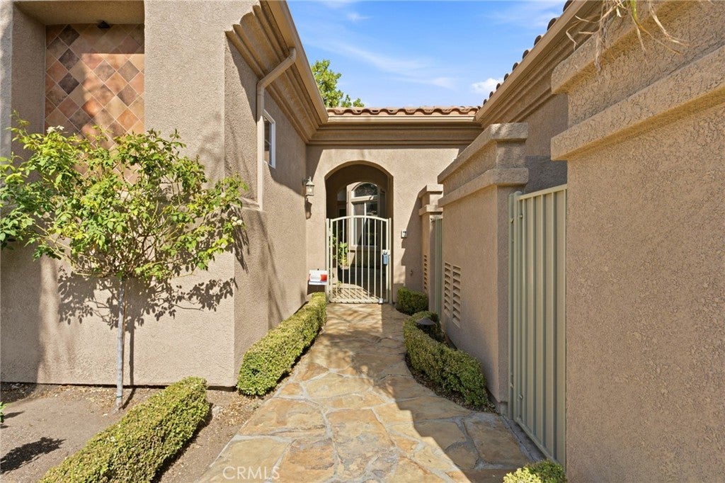 5640 Queen Palms