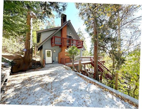 Photo of 27300 Bernina Dr, Lake Arrowhead, CA 92352 (MLS # IG25245617)