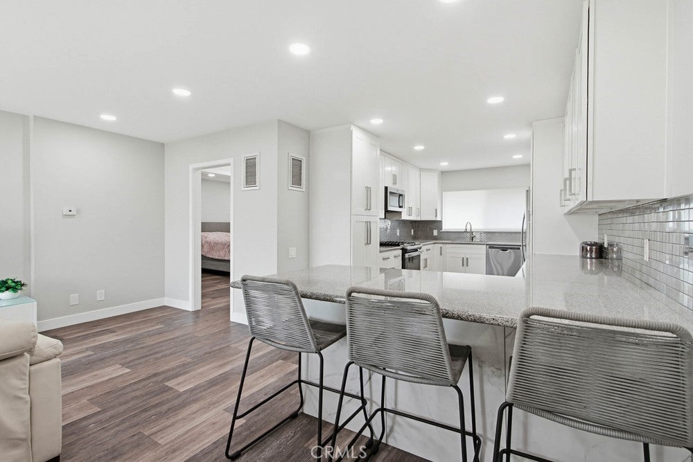 1860 W Glenoaks L
