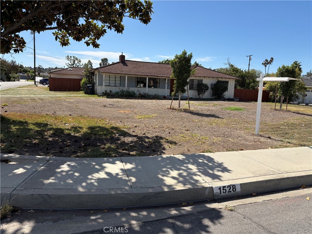 1528 E Vine AVE