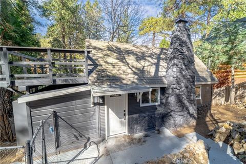 Photo of 982 Oak Dr, Crestline, CA 92325 (MLS # DW26029300)