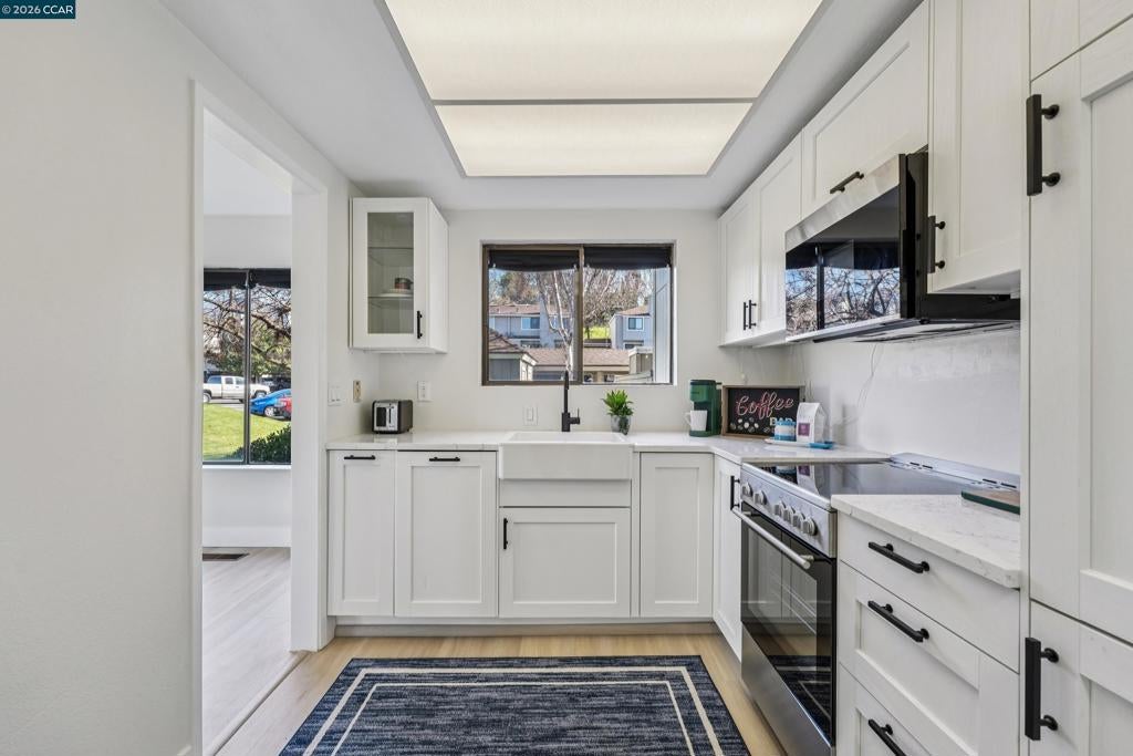 2 Lakeview Ct