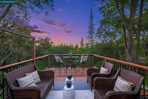 Photo of 1418 Linton Place Pl, Martinez, CA 94553 (MLS # 41128826)