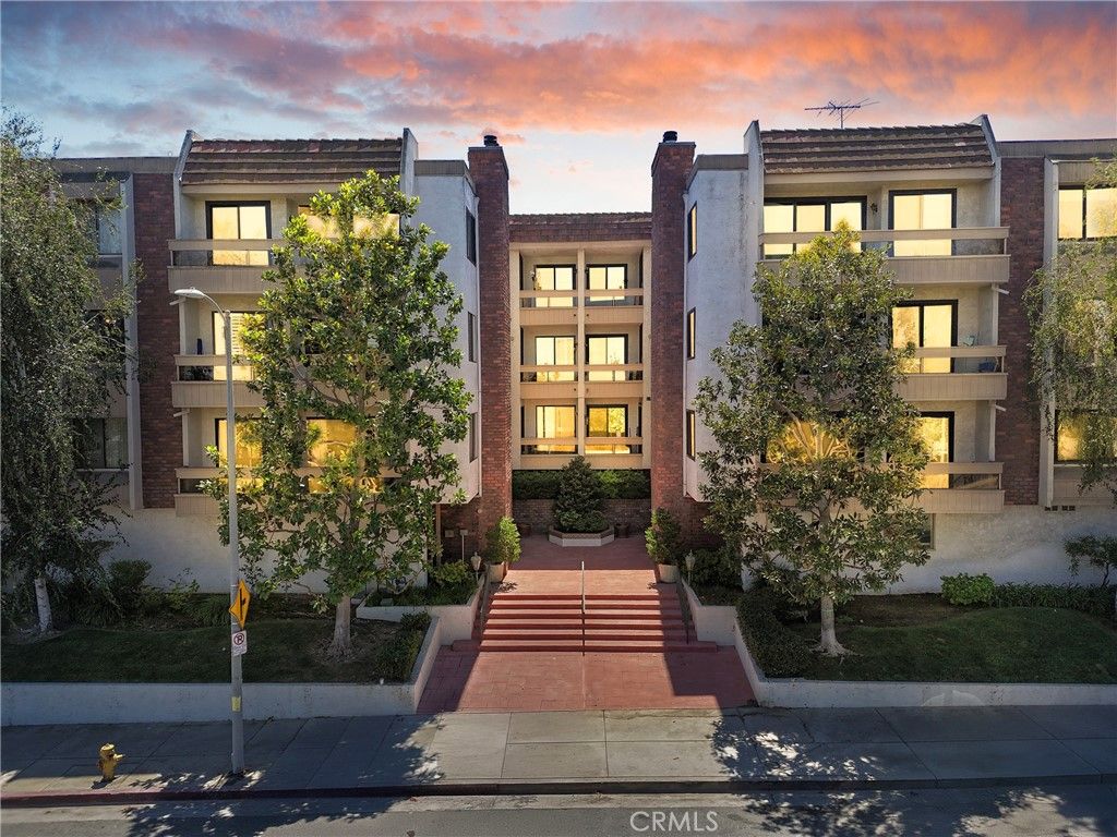 Photo of 17140 Burbank Boulevard #105, Encino, CA 91316 (MLS # SR25191969)