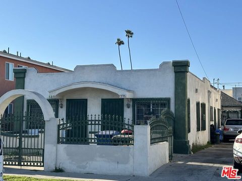 Photo of 535 W 54th Street, Los Angeles, CA 90037 (MLS # 26832565)