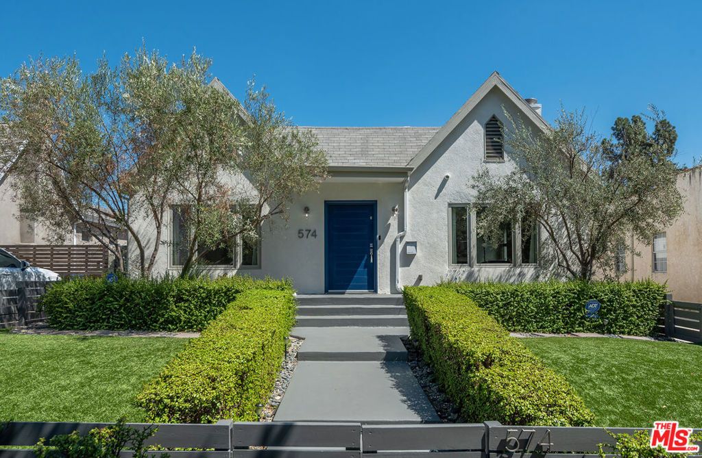 Photo of 574 N Plymouth Boulevard, Los Angeles, CA 90004 (MLS # 25590857)