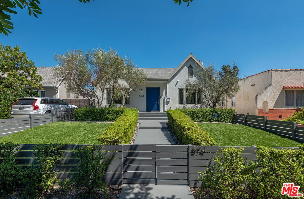 Photo of 574 N Plymouth Boulevard, Los Angeles, CA 90004 (MLS # 25590857)