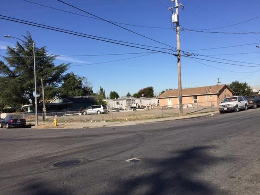 Vacant, accepting Housing Section 8. Beautiful corner lot 4bed, 2bath, approx 1,200 sq ft living space, and 13,000 sq ft lot. Fully remodel with new roof with permit,  Kitchen granite counter top, central heat. Conveniently near i-101, 280, 680, 87, shopping centers, schools. NO SMOKE. NO PET.