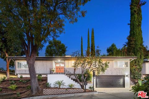 Photo of 3852 Sherview Drive, Sherman Oaks, CA 91403 (MLS # 26708451)