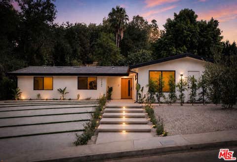 Photo of 20466 Miranda Street, Woodland Hills, CA 91367 (MLS # 26866503)