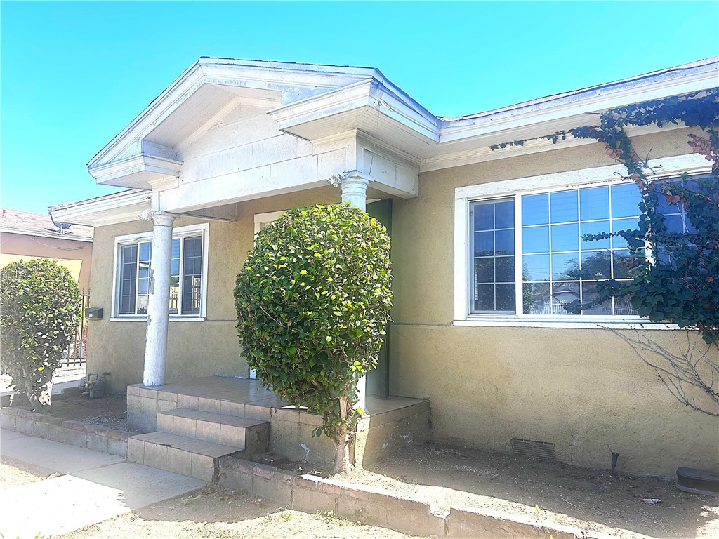Investor, welcome to a triplex in prime South Los Angeles with multi-unit flexible rental potential.
excellent fix-and-flip or buy-and-hold opportunity, located in a redevelopment zone with strong appreciation potential.
proximity to shopping, public transit, and Sofi Stadium character property with solid layout.
(front unit) 2bed/1 bath- livable condition (rear units), lower unit 2 bed/ 1 bath (upper unit) studio with 1 bath.