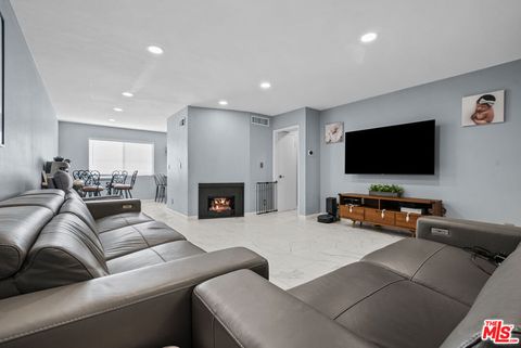 Photo of 8024 Via Pompeii, Burbank, CA 91504 (MLS # 25618213)