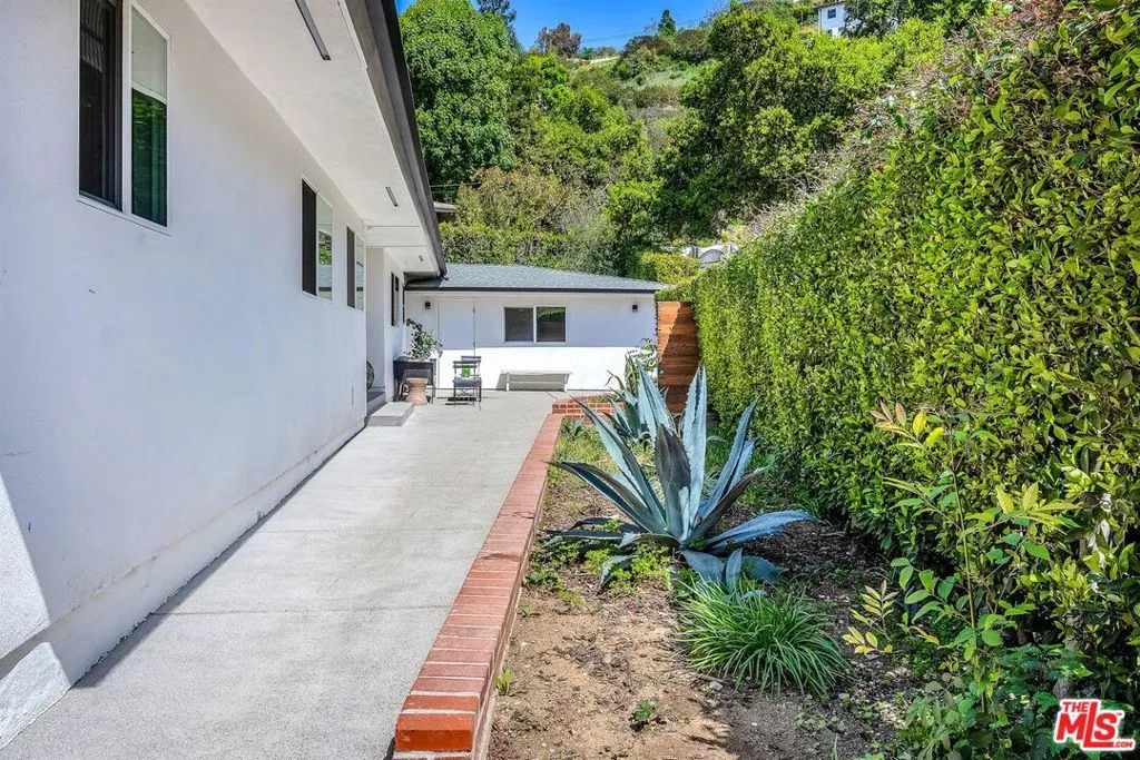 Beverly Hills, California 90210, United States, 5 Bedrooms Bedrooms, ,6 BathroomsBathrooms,Residential,Active,105037