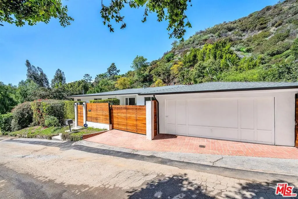 Beverly Hills, California 90210, United States, 5 Bedrooms Bedrooms, ,6 BathroomsBathrooms,Residential,Active,105037