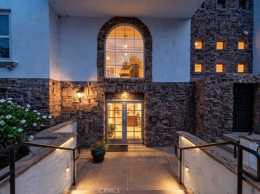 Photo of 12407 Moorpark Street #104, Studio City, CA 91604 (MLS # GD26153448)