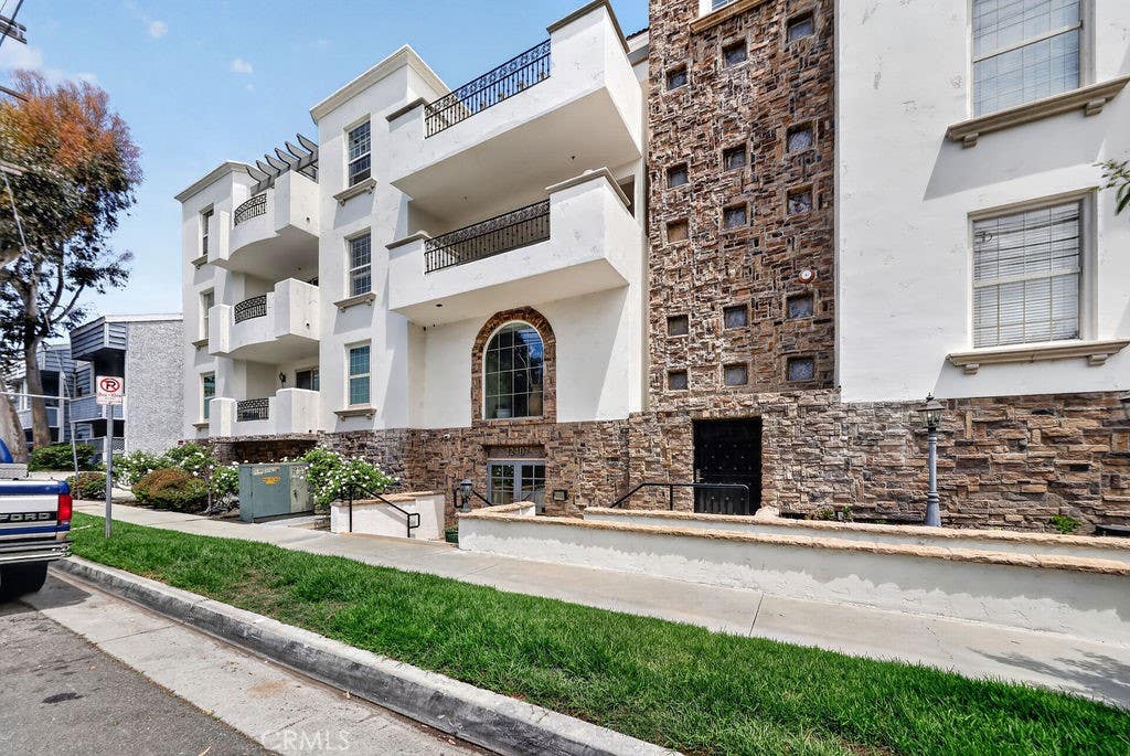 Photo of 12407 Moorpark Street #104, Studio City, CA 91604 (MLS # GD26153448)