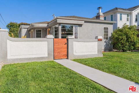 Photo of 1206 S Burnside Avenue, Los Angeles, CA 90019 (MLS # 26832757)