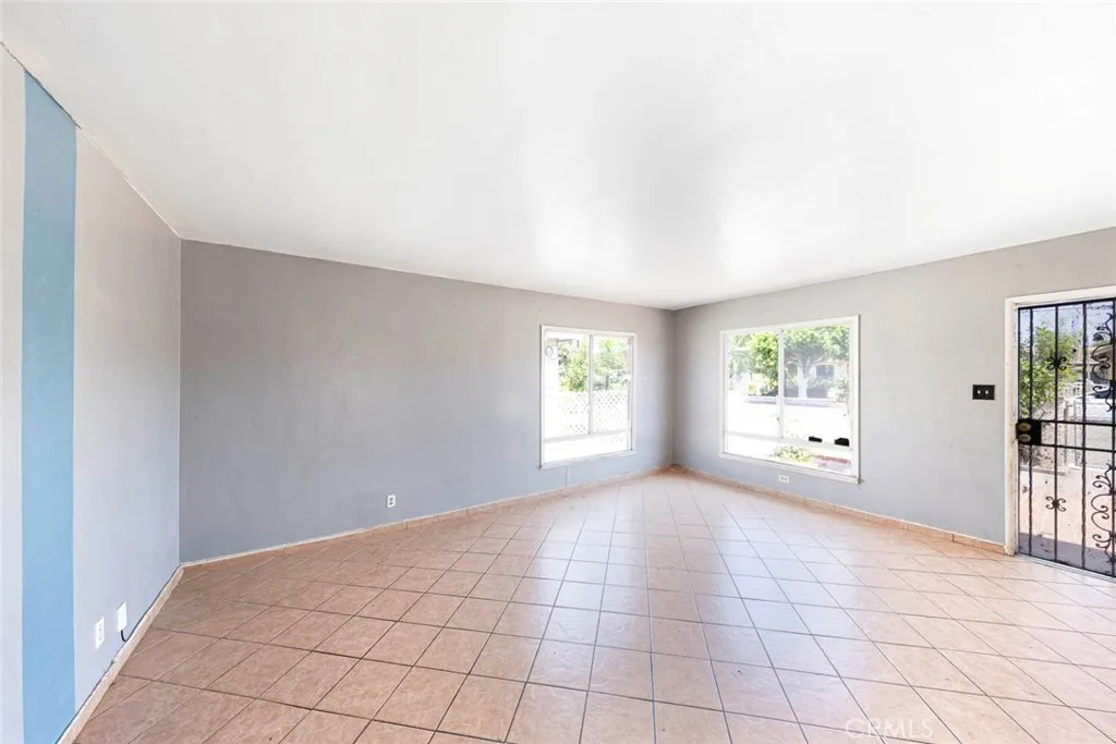 Wilmington, California 90744, United States, 2 Bedrooms Bedrooms, ,1 BathroomBathrooms,Residential,Pending,208904