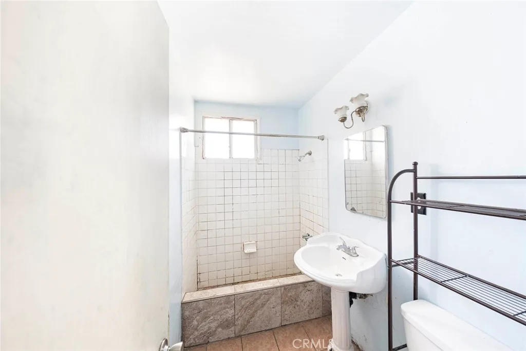 Wilmington, California 90744, United States, 2 Bedrooms Bedrooms, ,1 BathroomBathrooms,Residential,Pending,208904