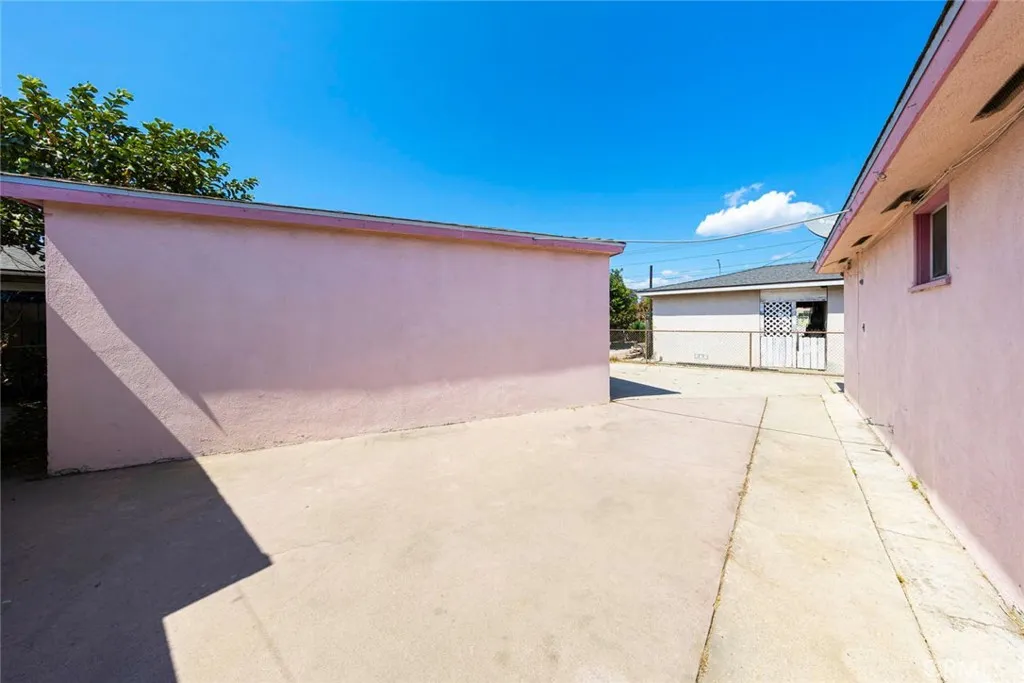 Wilmington, California 90744, United States, 2 Bedrooms Bedrooms, ,1 BathroomBathrooms,Residential,Pending,208904