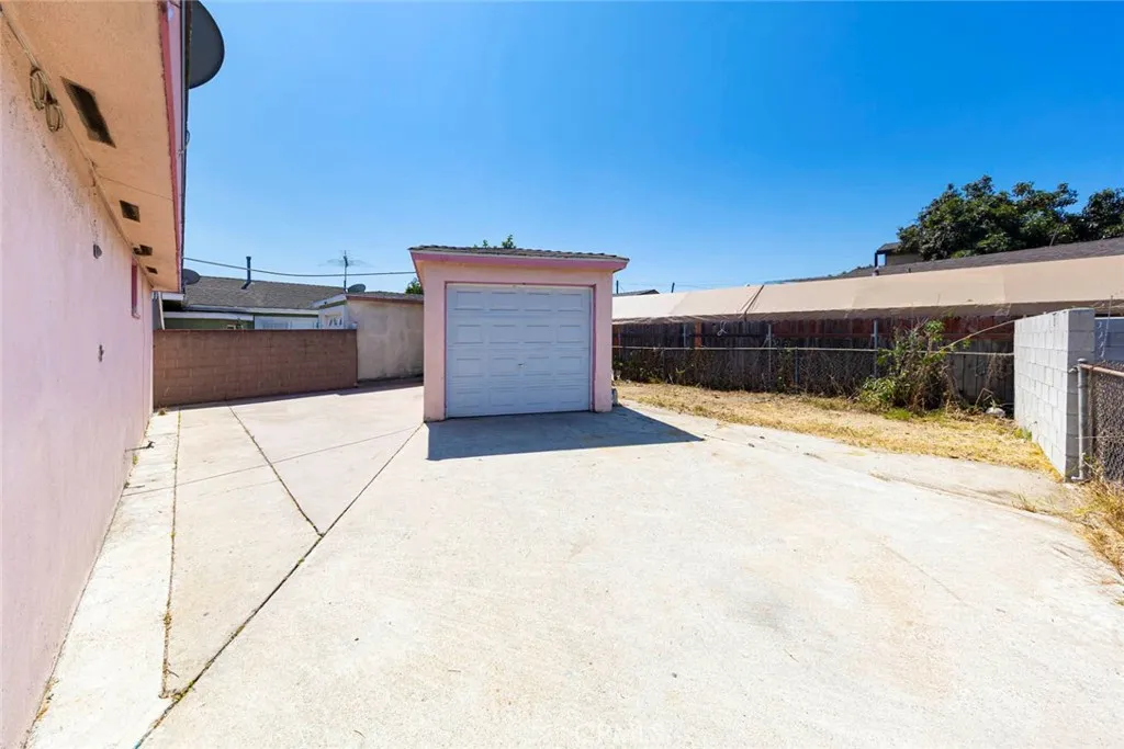 Wilmington, California 90744, United States, 2 Bedrooms Bedrooms, ,1 BathroomBathrooms,Residential,Pending,208904