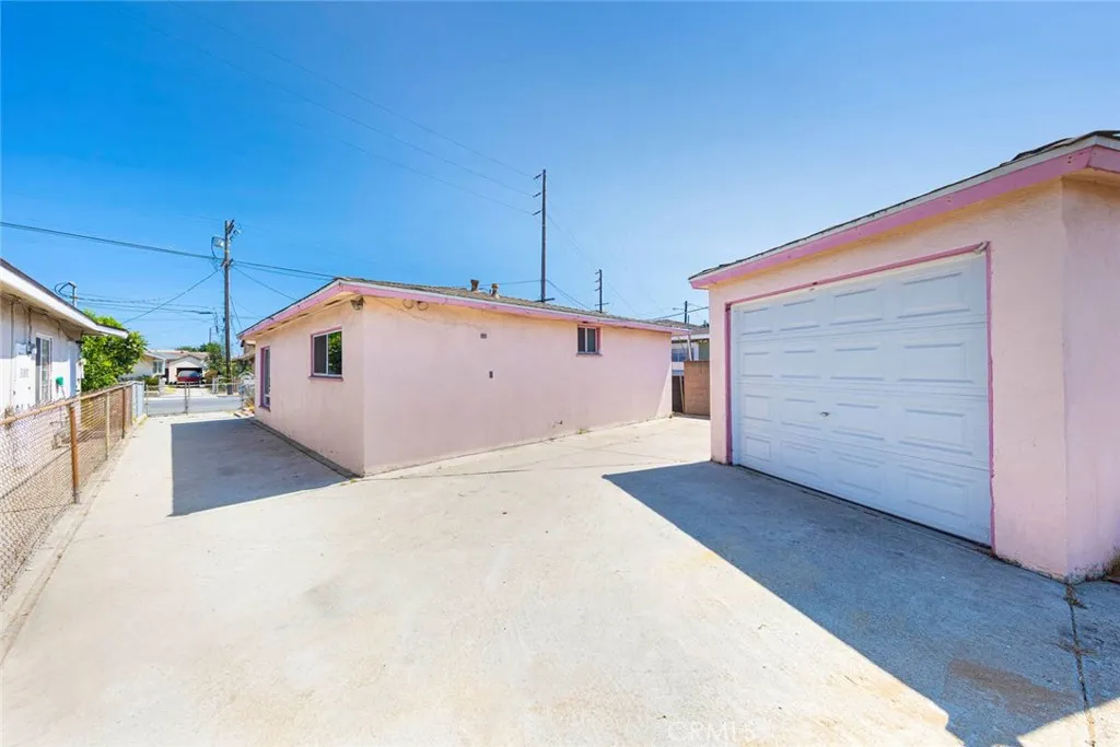 Wilmington, California 90744, United States, 2 Bedrooms Bedrooms, ,1 BathroomBathrooms,Residential,Pending,208904