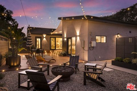 Photo of 3744 Redwood Avenue, Los Angeles, CA 90066 (MLS # 25615443)