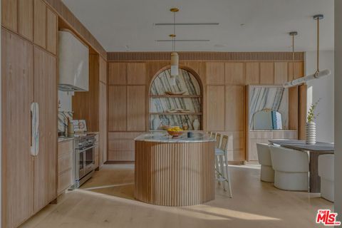 Photo of 14000 Otsego Street, Sherman Oaks, CA 91423 (MLS # 26643697)