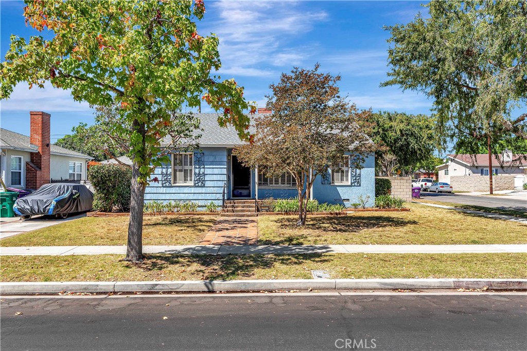 This charming property is nestled on a corner lot and located in the HEART of Los Altos. Just steps from Cal State Long Beach and the iconic Long Beach Pyramid. This well-maintained property features 3 spacious bedrooms and 2.75 bathrooms, with bright and open living spaces perfect for entertaining or relaxing. The remodeled kitchen offers modern finishes and functionality, while the newer roof, installed in May 2023, adds peace of mind. Located in one of Long Beach’s most desirable neighborhoods, this home is within walking distance to Minnie Gant Elementary School, California State University Long Beach, the local library, Lazy Acres, Trader Joe’s, and a variety of popular restaurants. This property offers the ideal blend of comfort, convenience, and community.