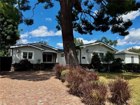 Photo of 22107 San Miguel St, Woodland Hills, CA 91364 (MLS # SR26088217)