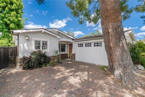 Photo of 22107 San Miguel St, Woodland Hills, CA 91364 (MLS # SR26088217)